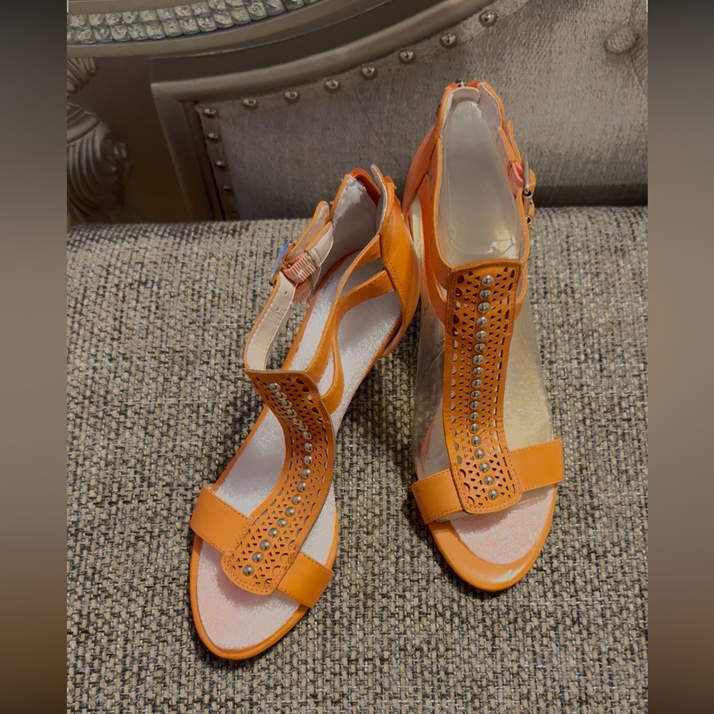 NEW - VINCE Camuto Sandals, Mayler Mid Heel T Sandals in Coral -